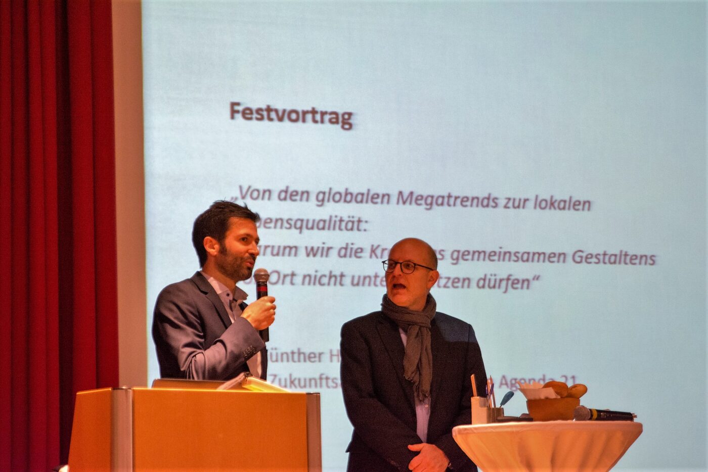 Moderator RM Johannes Meinhart und Refernet Günther Humer_oö Zukunftsakademie