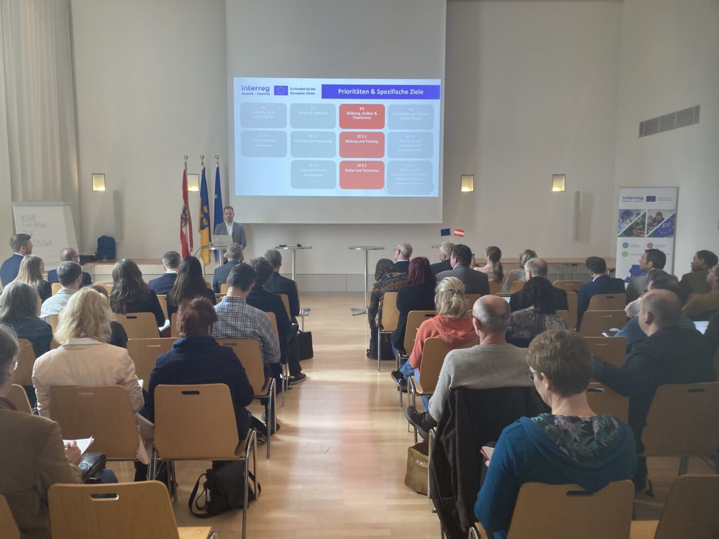 interessierte_antragstellerinnen_im_landhaus_von_noe_crmooe