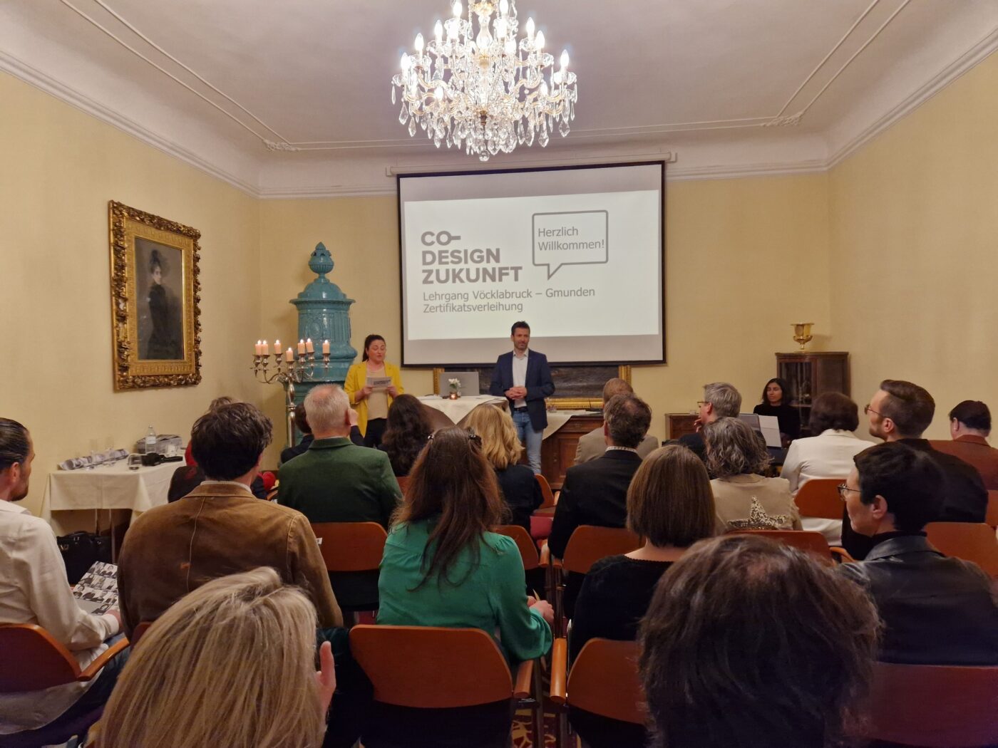 Lehrgangsleiterin Elisabeth Kienberger und Johannes Meinhart (Regionalmanagement OÖ) führen durch den Abend. Sangitha Sundaresan-Sturm begleitet musikalisch. Foto: Simon Staudinger