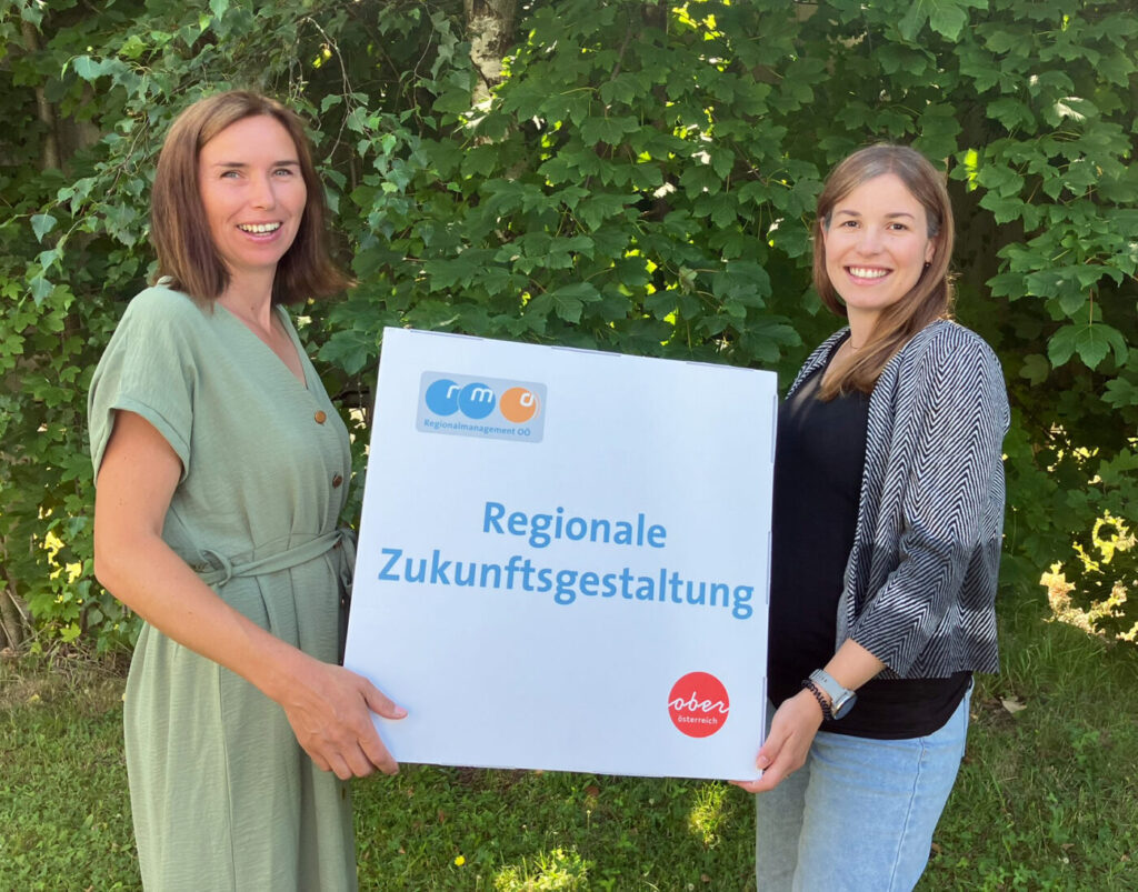 Christa Winklehner (li) übernimmt die Agenden von Lena Füßlberger (re) im Fachbereich Regionale Zukunftsgestaltung für die Region Mühlviertel.