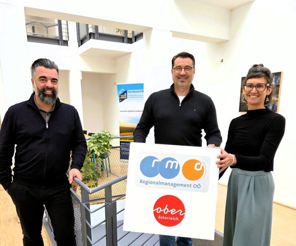 Bildunterschrift: v.l.n.r.: Stefan Heinisch, RMOÖ-Geschäftsführung, Michael Stockinger, RMOÖ-Geschäftsstellenleiter Innviertel-Hausruck, Regionalmanager Regionales Mobilitätsmanagement, Magdalena Schneiderbauer, RMOÖ-Regionalmanagerin Regionale Zukunftsgestaltung. Fotonachweis © RMOÖ Geschäftsstelle Braunau