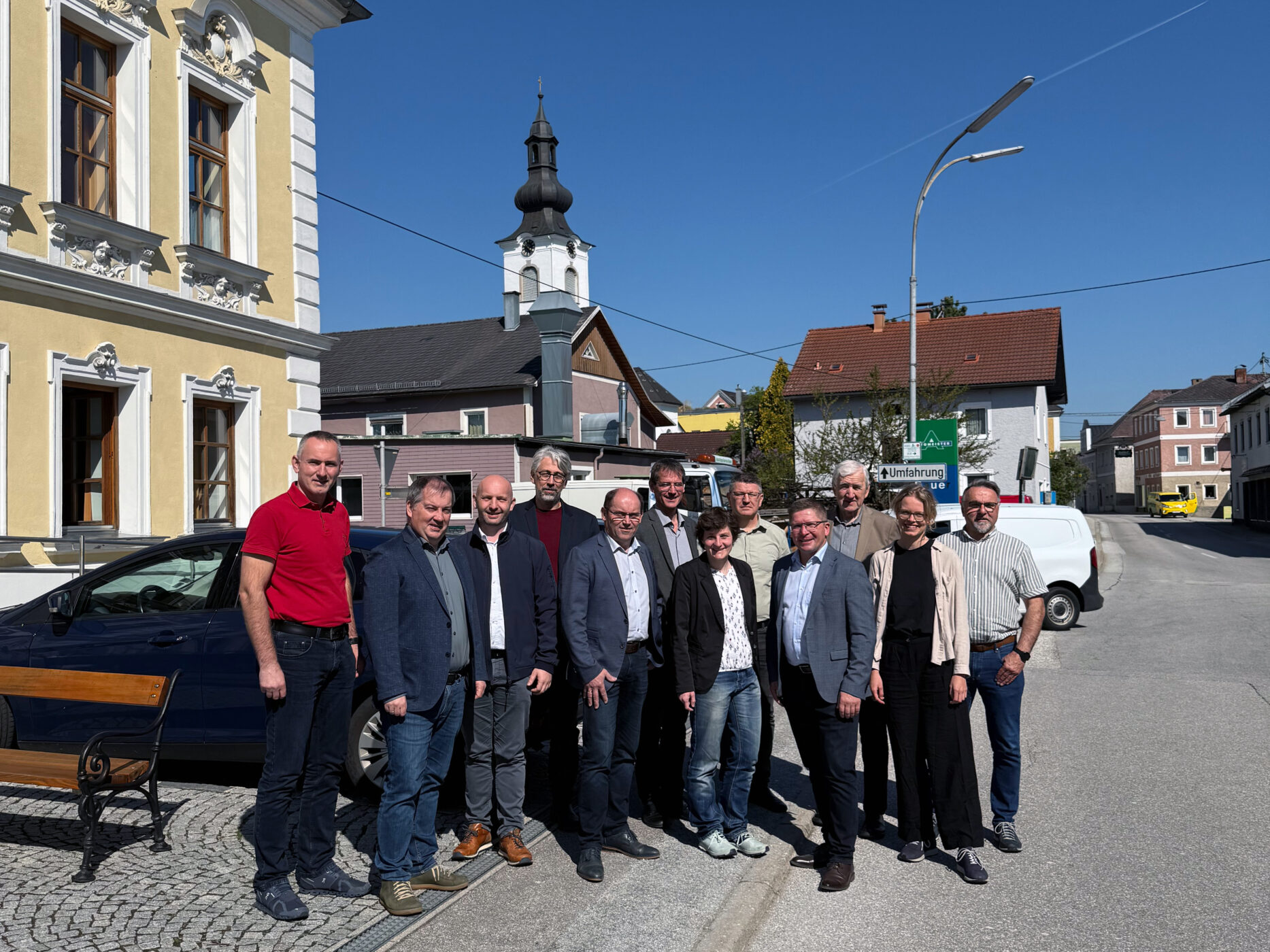 Bildunterschrift: Die Projektgruppe erarbeitete Grundlagen für die Entwicklung der Ortskerne und Leerstände in den Gemeinden Lembach, Hofkirchen und Niederkappel. (v.l.n.r) Günter Peherstorfer (Amtsleiter Lembach), Christoph Artner-Sulzer (Regionalmanagement OÖ), Daniel Paster (Amtsleiter Niederkappel), Architekt Richard Steger (Architekturfachgeschäft), Bgm. Josef Wögerbaucher (Niederkappel), Mag. Johannes Brandl (SPES Zukunftsakademie), Bgm.in Nicole Leitnmüller (Lembach), Thomas Neundlinger (Amtsleiter Hofkirchen), Bgm. Martin Mairhofer (Hofkirchen), Herbert Ortner (Lembach), Architektin Maria Hamann (SPES Zukunftsakademie), Vzbgm. Reinhard Richtsfeld (Lembach)