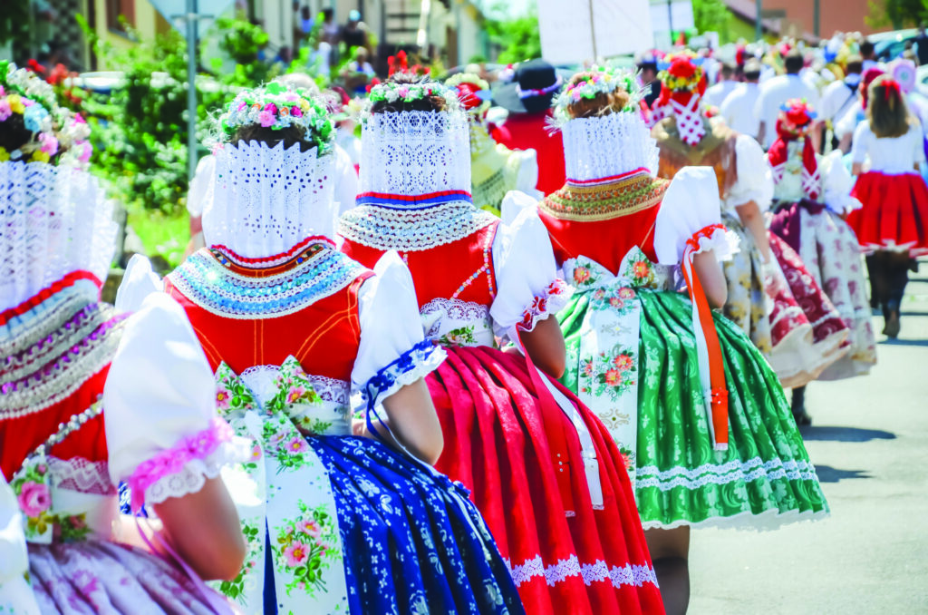 Junge Frauen bei einer Parade in traditionellen tschechischen Trachten. fotografiert in Südmähren, Tschechien. mährische Motive. Festliches, Tradition.
