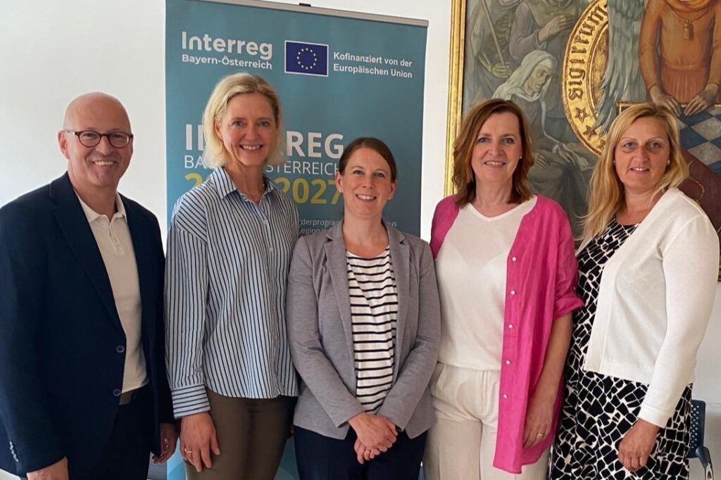 vlnr: Kaspar Sammer (EUREGIO Bayerischer Wald - Böhmerwald - Unterer Inn), Kathrin Braumandl (EUREGIO Bayerischer Wald - Böhmerwald - Unterer Inn), Jennifer Daferner (RMOÖ), Dana Biskup (EUREGIO Bayerischer Wald - Böhmerwald - Unterer Inn), Romana Sadravetz (RMOÖ); ©RMOÖ
